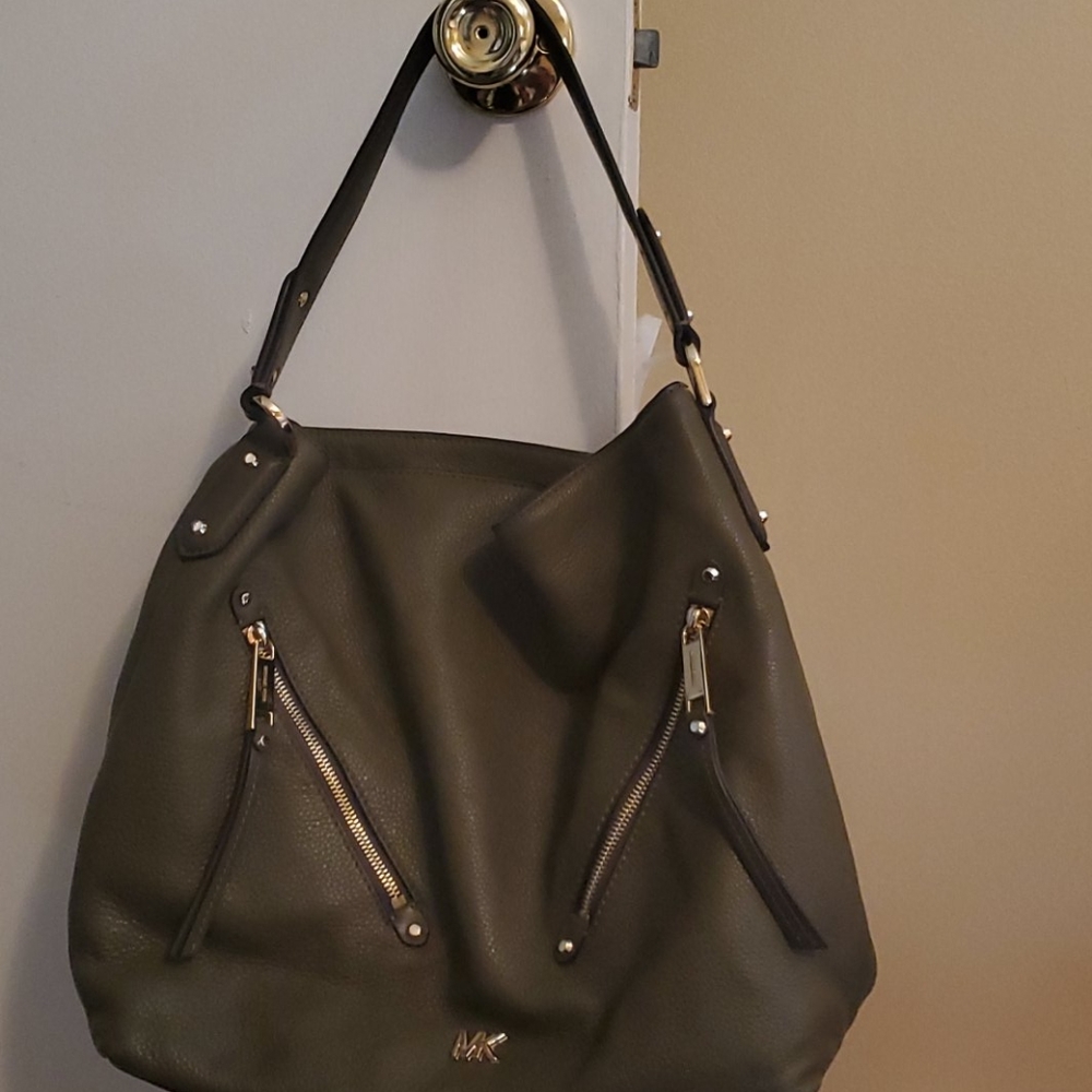 Michael Kors Evie Large Pebbled Hobo